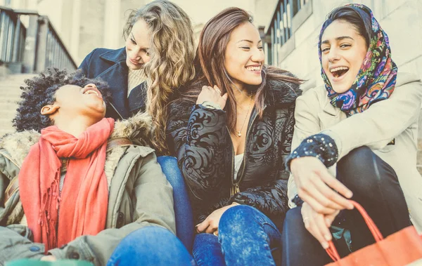 Cuatro chicas hermosas jóvenes sonriendo —  Fotos de Stock