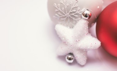 Beyaz arkaplanda Noel süslemesi