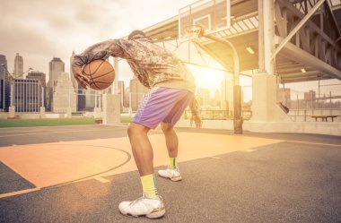 Basketbol oyuncusu sahada eğitim
