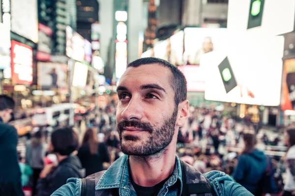Backpacker τουριστικά λαμβάνοντας selfie — Φωτογραφία Αρχείου
