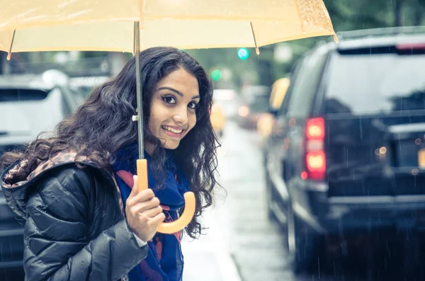Усміхнена жінка з парасолькою — стокове фото