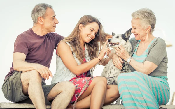 Gelukkig gezin met hond — Stockfoto