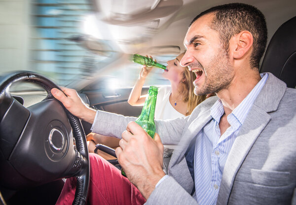 Пара пьяных за рулем с машиной
