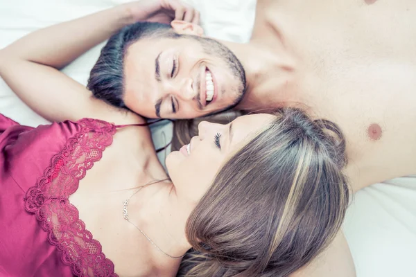 Cuplu fericit în pat — Fotografie, imagine de stoc