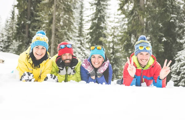 Amigos se divertindo na neve — Fotografia de Stock