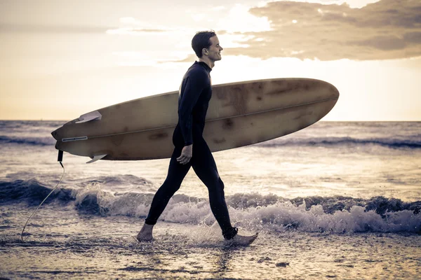 Surfista caminha na praia — Fotografia de Stock