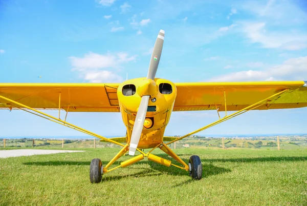 Gele propeller vliegtuig — Stockfoto