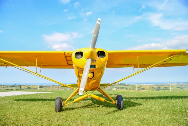 Yellow propeller airplane — Stock Photo, Image