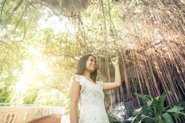 Bir tapınakta poz güzel Taylandlı kız 