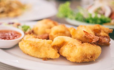 Kızarmış karides plaka yakın çekim