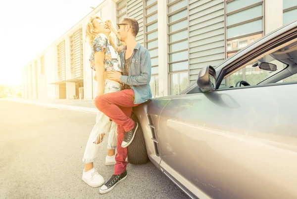 Pareja feliz riendo y divirtiéndose — Foto de Stock