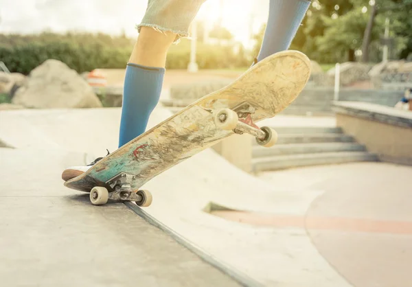 Nahaufnahme einer Skaterin, die Tricks vorführt — Stockfoto