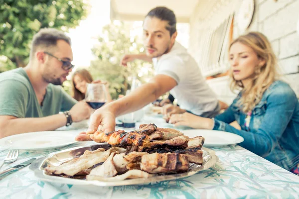 Grupo de Amigos Almoçando — Fotografia de Stock