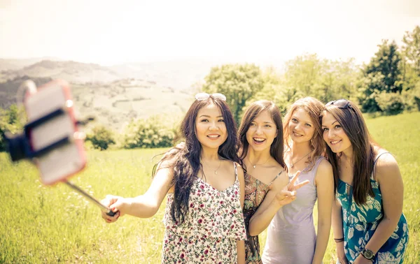 Gruppo di ragazze che fanno selfie — Foto Stock