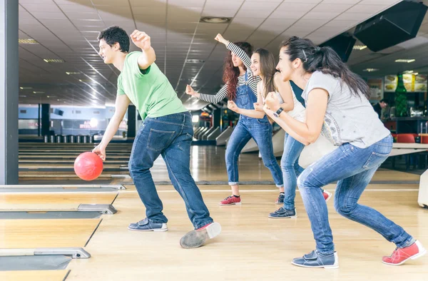 Group of friends playing bowling — Stock Photo, Image