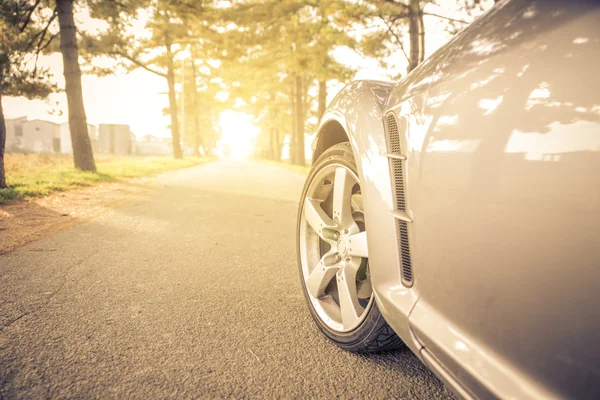 Close-up op een auto band terwijl het drijven — Stockfoto