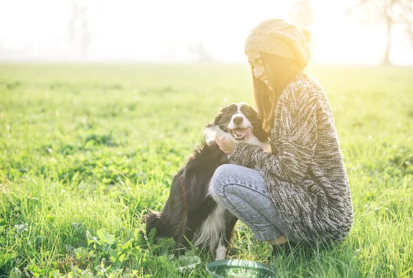 Köpeğiyle birlikte genç bir kadın. — Stok fotoğraf