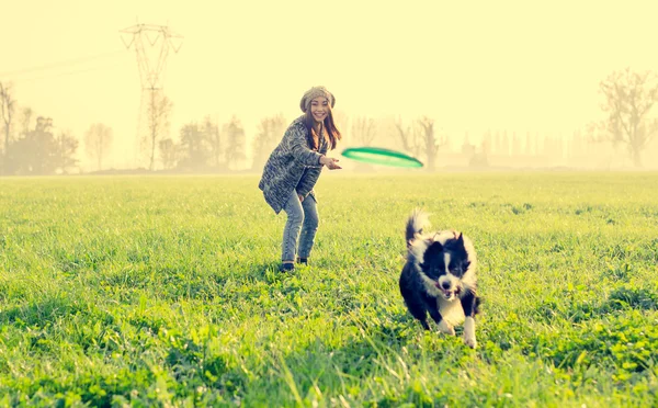 Köpeğiyle oynayan bir kadın. — Stok fotoğraf