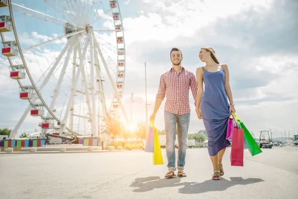 Couple of lovers shopping outdoors — Stock Photo, Image