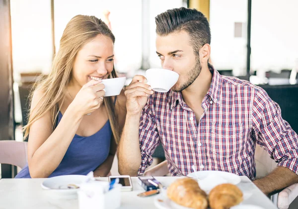 Çift evde kahvaltı yapmak