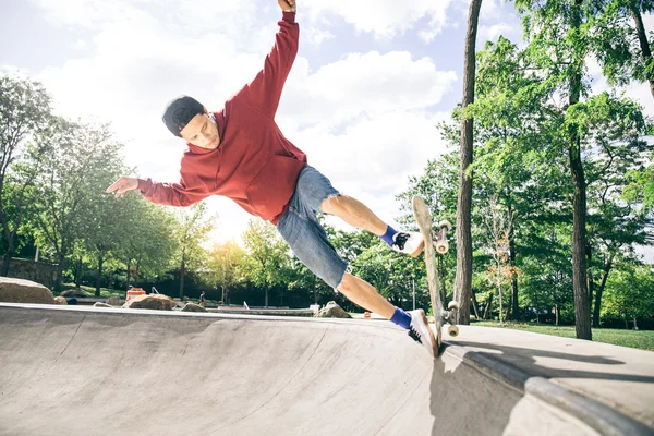 Skateboarder conduisant sa planche — Photo