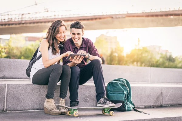 Casal usando tablet ao ar livre — Fotografia de Stock