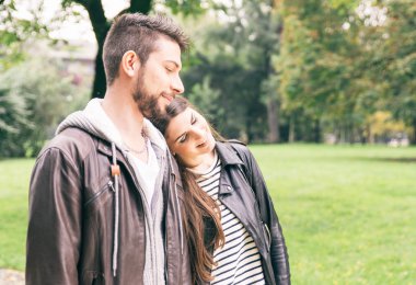 Parkta mutlu yürüme Çift 