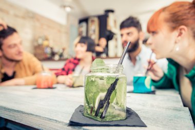 Bir barda kokteyl içme arkadaş grubu 