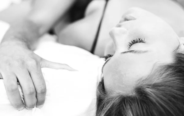 Casal fazendo amor na cama — Fotografia de Stock