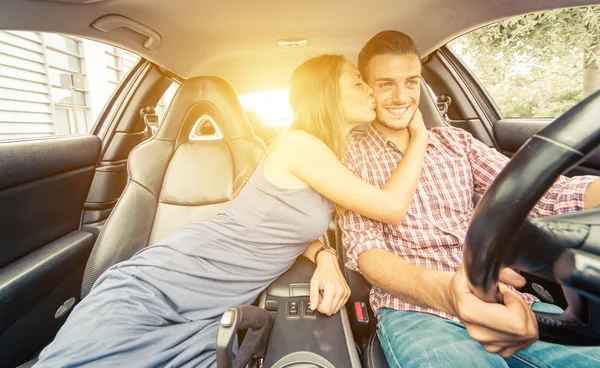 Pareja feliz conduciendo en un coche deportivo — Foto de Stock