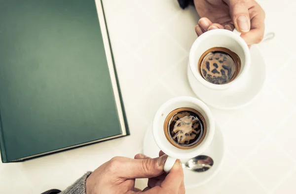 Sobre vista em duas xícaras de café — Fotografia de Stock