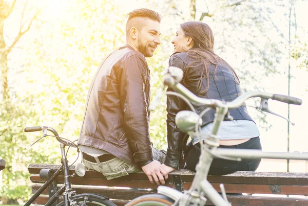 Casal relaxante depois de um passeio no parque com bicicletas — Fotografia de Stock