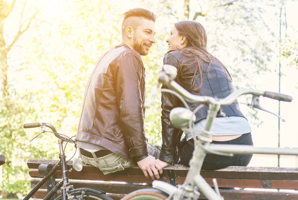 Par avkopplande efter en tur i parken med cyklar — Stockfoto