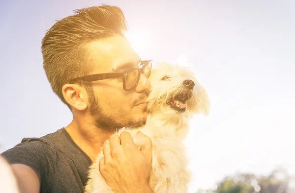 Jovem tomando selfie com seu cão bonito ao ar livre — Fotografia de Stock