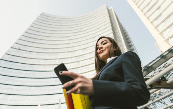 Donna d'affari controllando il suo telefono — Foto Stock