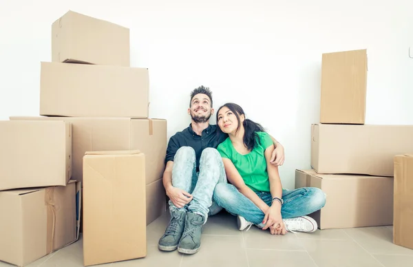 Jong koppel verplaatsen naar nieuwe appartement — Stockfoto