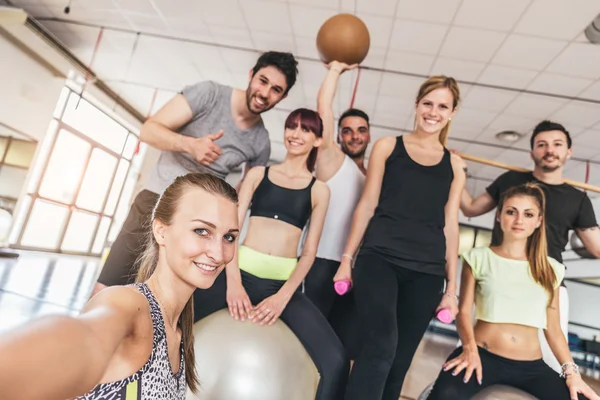 Vrienden nemen selfie in een sportschool — Stockfoto