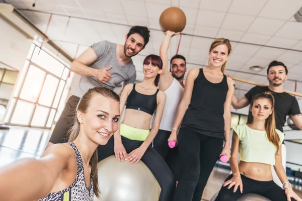 Arkadaşlar selfie bir spor salonunda alarak — Stok fotoğraf