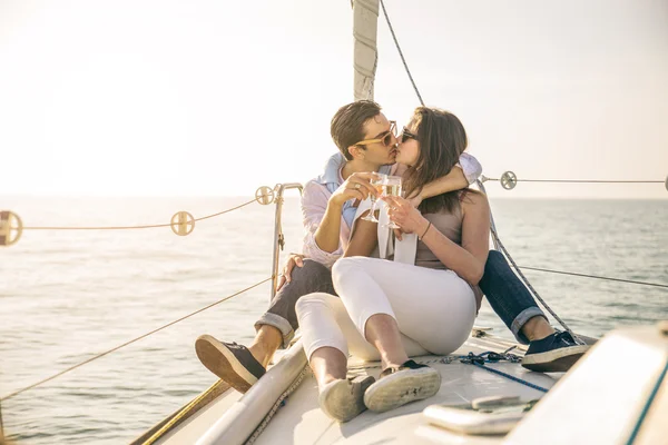 Casal vela no barco — Fotografia de Stock