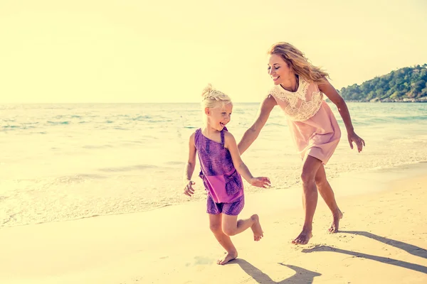 Mom and daughter on the beach — Stock Photo, Image