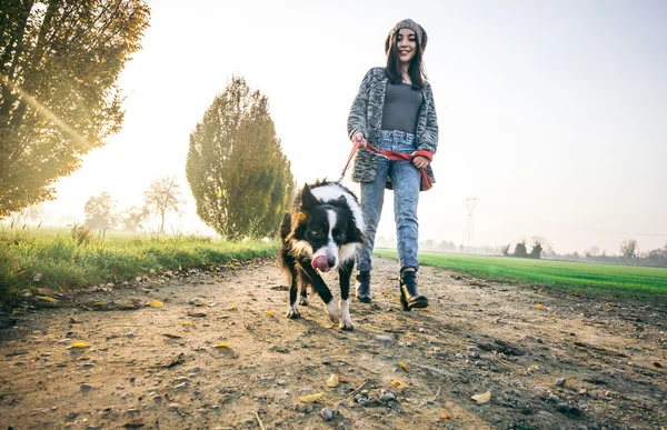 Kvinna leker med sin hund — Stockfoto