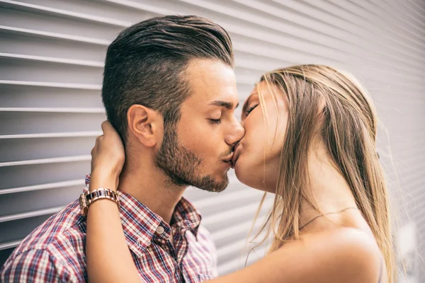 Casal de amantes beijando — Fotografia de Stock