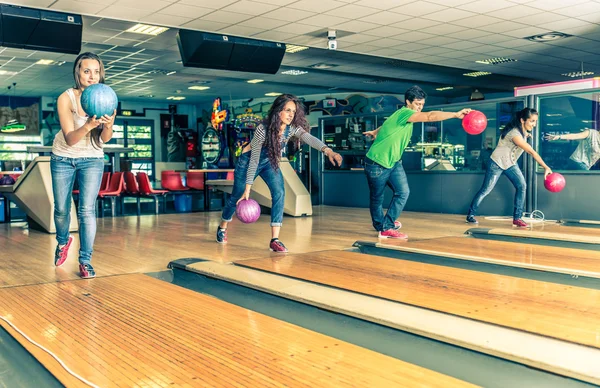 Vänner på bowling — Stockfoto