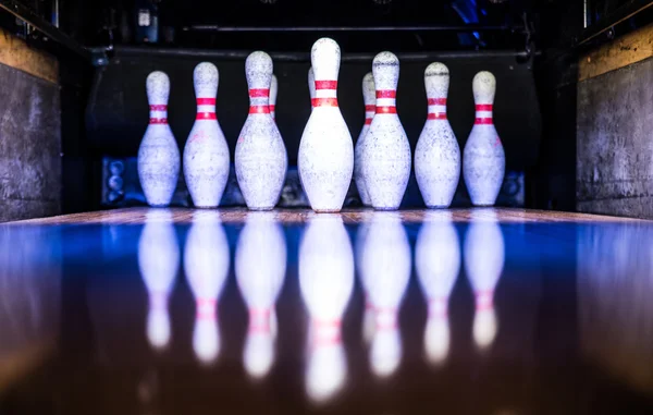 Épingles blanches bowling — Photo