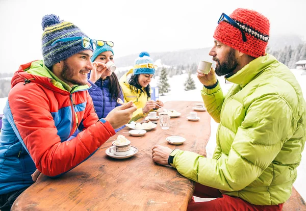 People eating and drinking — Stock Photo, Image