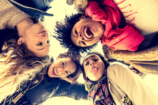 Quatro meninas bonitas jovens sorrindo — Fotografia de Stock