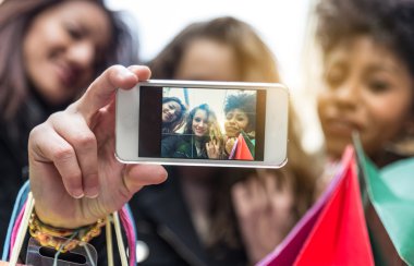Arkadaşlar selfie alarak çok ırklı grup