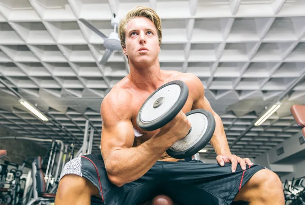 Athlete lifting weights — Stock Photo, Image