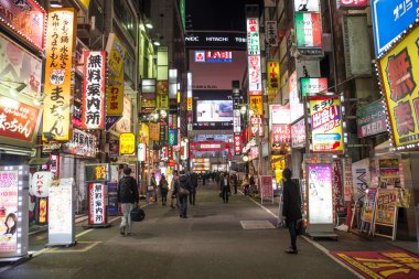 Shinjuku bölgesinde, renkli reklam panoları ile