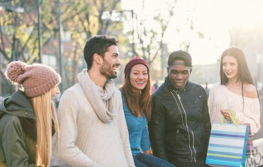 Arkadaş grubu karma yarış